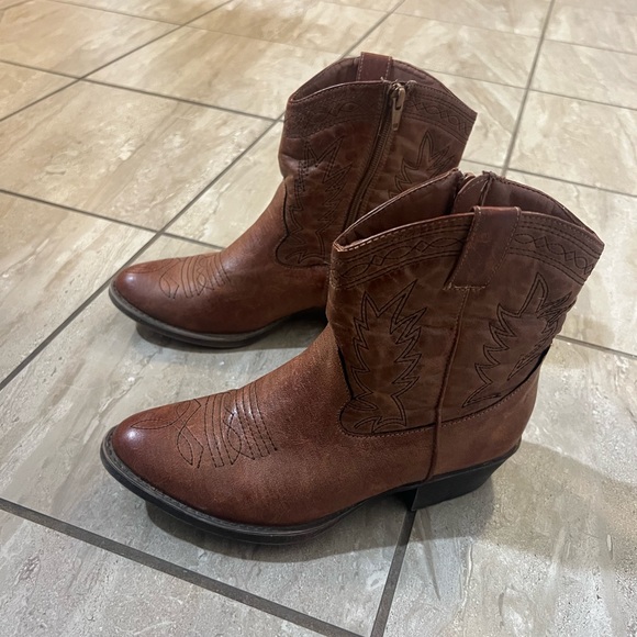 Coconuts by Matisse Cowboy “Pistol” Booties 🤠 - Picture 10 of 12